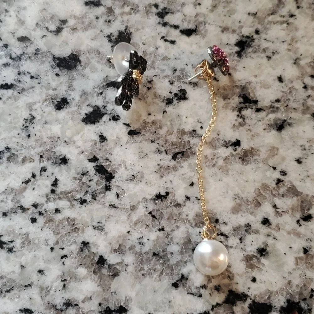 Asymmetrical Bear & heart crystal earrings…